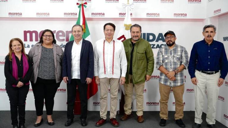 Funcionarios de Morena y representantes de los aspirantes que acudieron al sorteo d elas empresas encuestadoras para el proceso de selección del candidato presidencial.