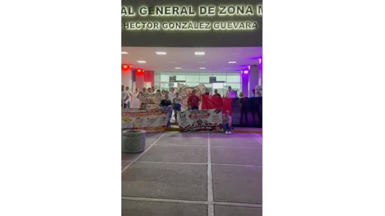 Trabajadores del IMSS en Mazatlán se manifestaron afuera del Hospital General de Zona No. 3 para exigir mejores condiciones laborales.