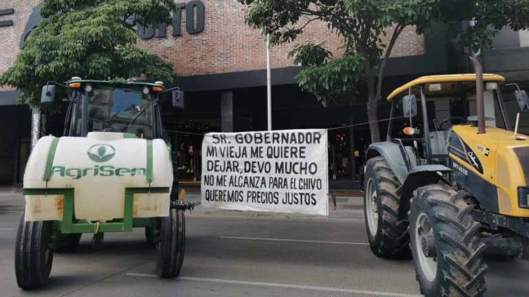 En Culiacán, los productores llegaron con una decena de tractores con los que bloquearon la avenida Álvaro Obregón a la altura de la Catedral.