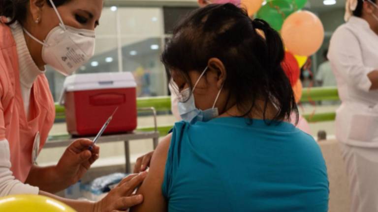 Casos de Covid-19 disminuyen 19%; 53.4 millones han sido vacunados en México