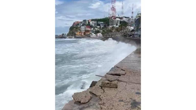 La zona costera de Mazatlán se ha visto afectada en los días recientes por marejadas y marea alta.