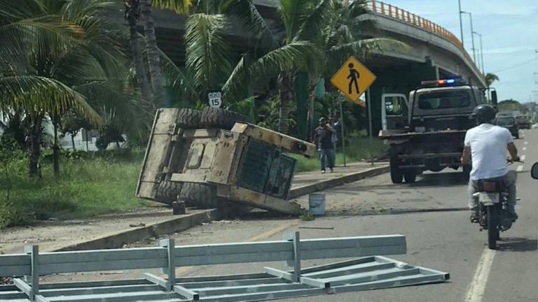 En Mazatlán, cae minitrascabo de grúa que lo transportaba y derriba poste de señalamientos