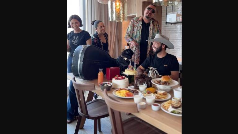 Pepe Aguilar celebra en familia.