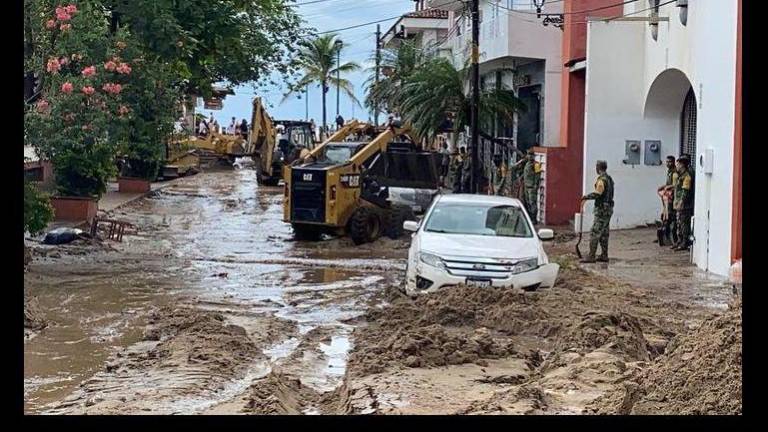 Tras una lluvia torrencial, agua arrastra tianguis en Tlalnepantla