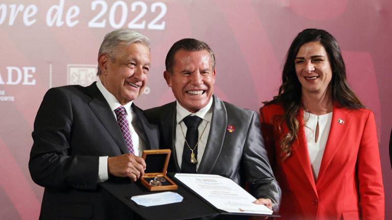 Julio César Chávez, junto al Presidente Andrés Manuel López Obrador y Ana Gabriela Guevara, directora de la Conade.