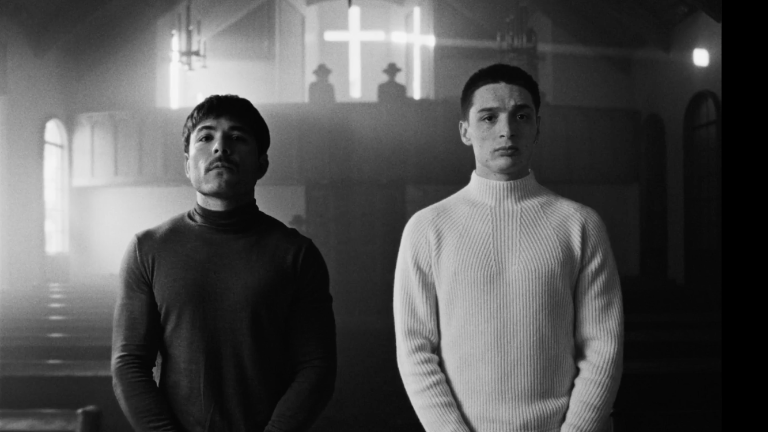 Tito Double P y Peso Pluma durante la filmación del tráiler en blanco y negro de “Dinastía”.