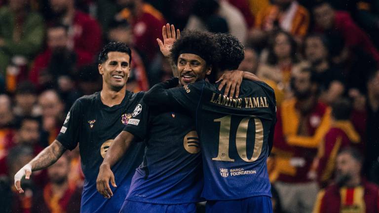 Karim Adeyemi es felicitado por Lamine Yamal y Joao Cancelo.
