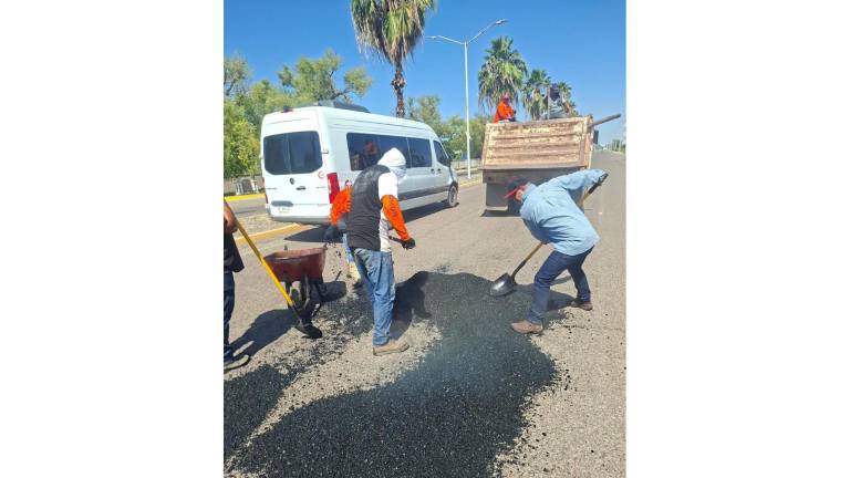Personal del Gobierno de Ahome trabaja en el bacheo de vialidades.