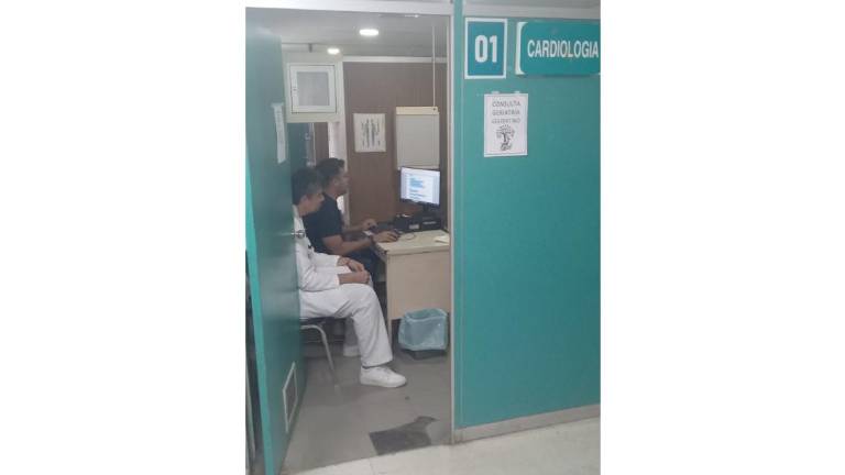 Consultas en el Hospital General del IMSS en Mazatlán las realizan con las puertas abiertas debido a la falla en aires acondicionados.