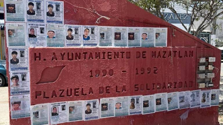 Pega de fichas de búsqueda de personas desaparecidas en diferentes espacios públicos de Mazatlán.