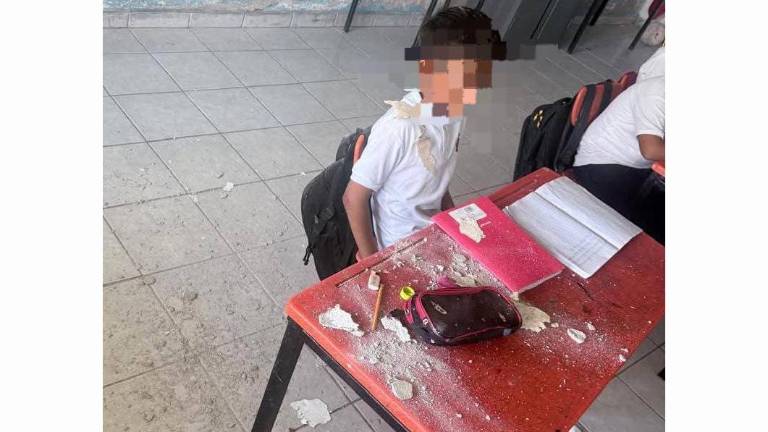 En una primaria de Rosario el deterioro del plantel fue causa del desprendimiento del techo.