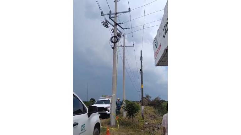 Personal de la CFE revisando las líneas de la CFE en la carretera Escuinapa-Teacapán.