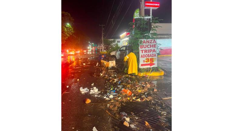 Limpieza de rejillas en vialidades de Culiacán tras las lluvias intensas registradas el lunes.