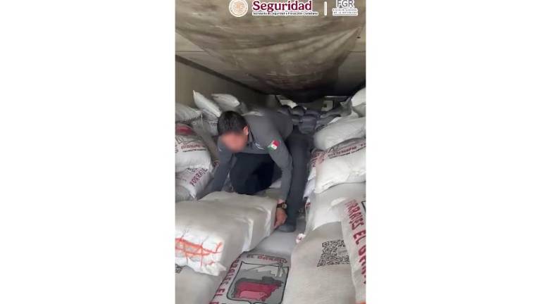En Sonora se aseguraron 3 toneladas de metanfetamina ocultas en costales de alimento para animales.