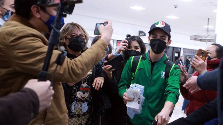 Donovan Carrillo es recibido como héroe.