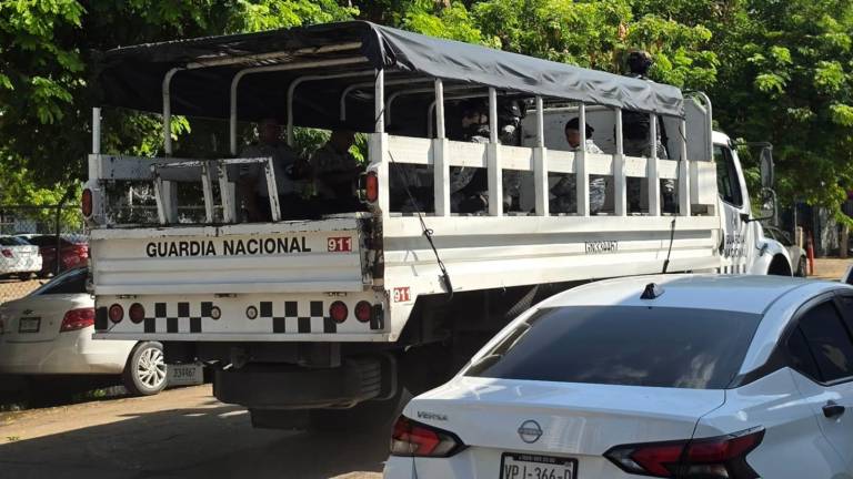 Vehículo de la Guardia Nacional con elementos en recorridos por Mazatlán.