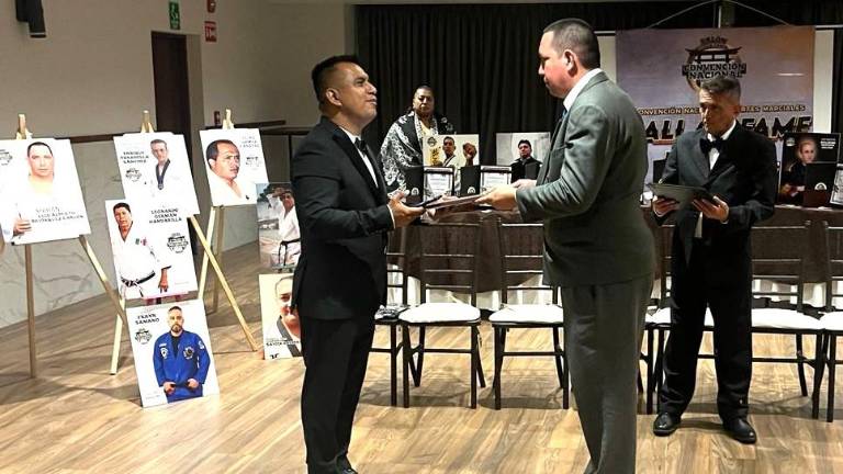 Luis Alberto Bojórquez Carlón, al momento de recibir su placa como miembro del Salón de la Fama México de las Artes Marciales.