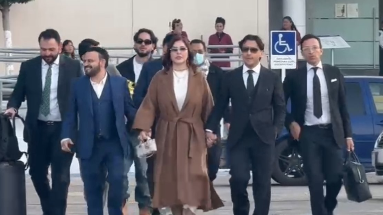 Nodal y sus padres se presentaron en la audiencia.