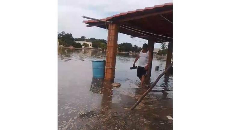 La marea sube de nuevo en Las Aguamitas y alerta por la llegada del agua a las viviendas.