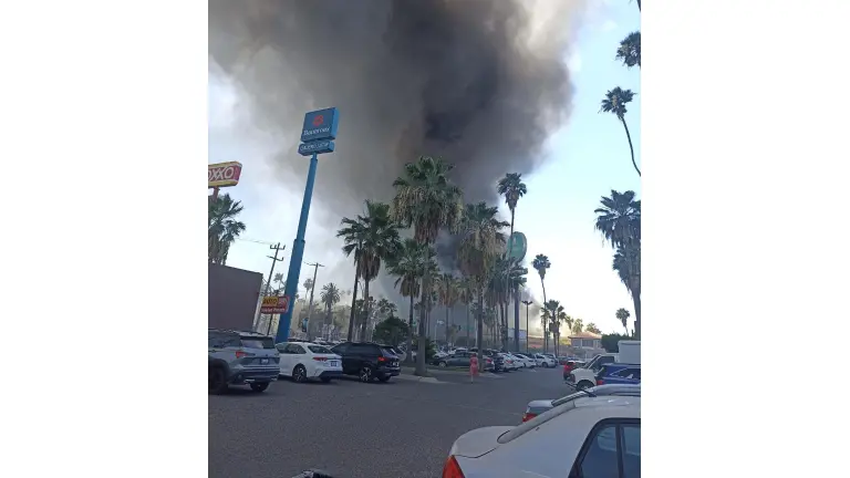 Un incendio se registra en una plaza comercial de Los Mochis.
