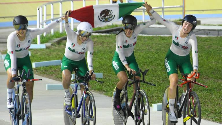 Las mexicanas se muestran felices por su triunfo.