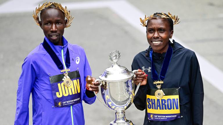 John Korir y Sharon Lokedi se quedaron con el triunfo final en el Maratón de Boston.
