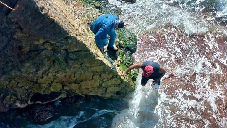 Personal de Obras Públicas y de Salvamento Acuático de Mazatlán desazolvan cauce de la Laguna del Camarón.