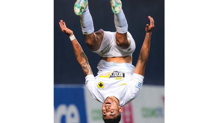 Orbelín Pineda abre el marcador.