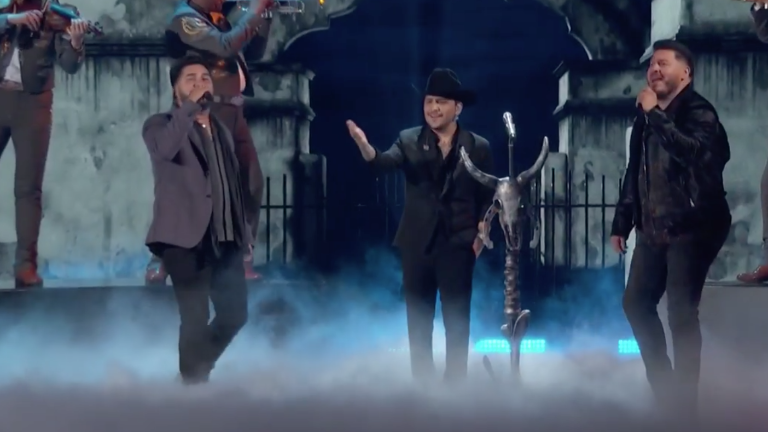 Christian Nodal y La Banda MS lanzan el tema La Sinverguenza.