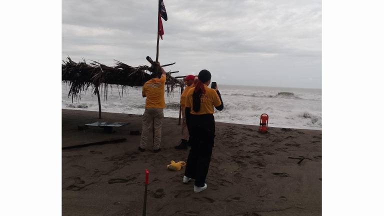 Personal de Protección Civil coloca banderines de advertencia en las playas de Escuinapa.
