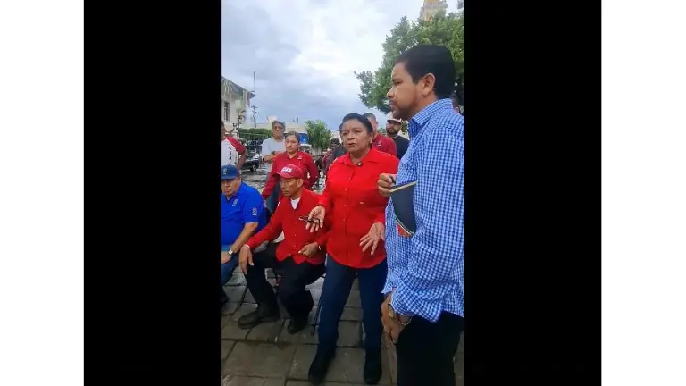 Manifestación frente al Palacio Municipal de Mazatlán de trabajadores sindicalizados.