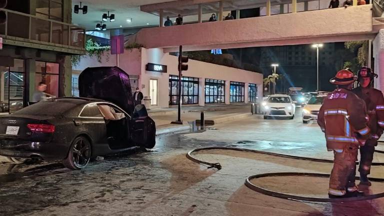 Vehículo termina incendiado tras pasar el paso peatonal elevado en la zona turística de Mazatlán.