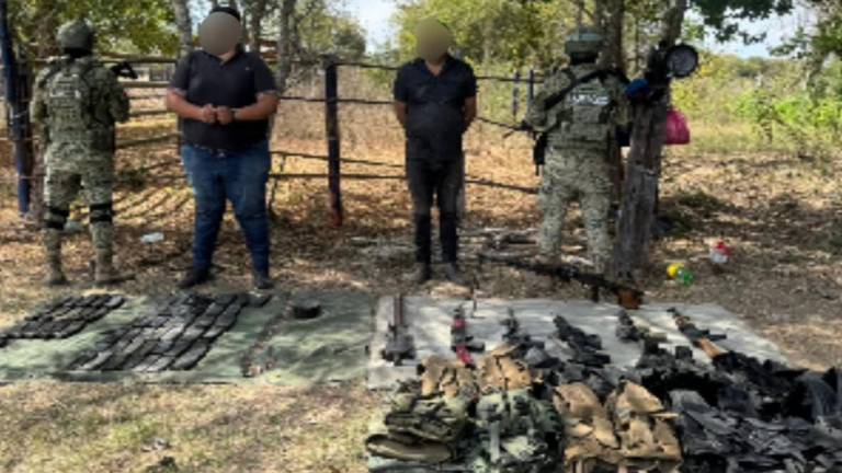 Los dos civiles en llevaban consigo armas, municiones y vehículos.