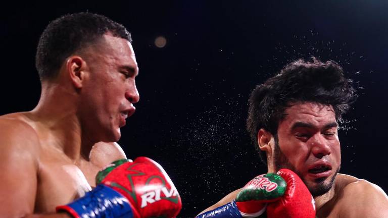 Zurdo’ Ramírez pierde sus títulos mundiales al ser noqueado por Benavidez.