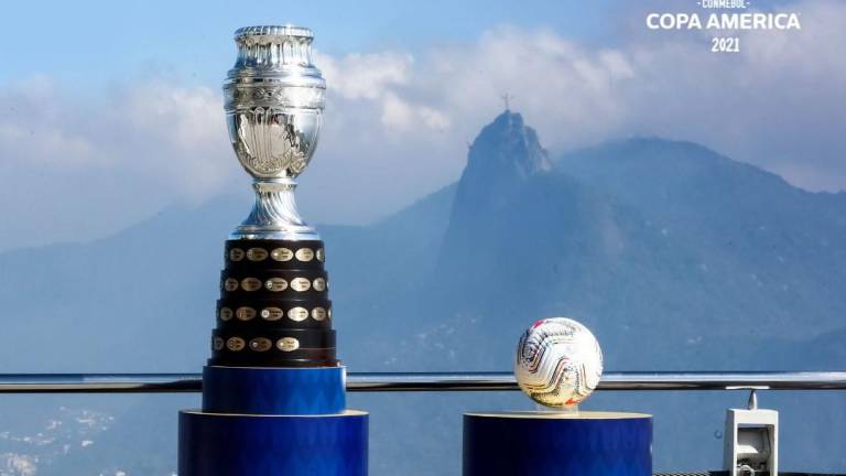 El trofeo de campeón de la Copa América espera al ganador del duelo entre Brasil y Argentina.