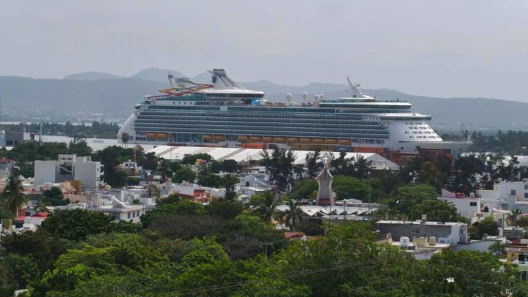 Llegada a Mazatlán del crucero turístico Navigator of the Seas.
