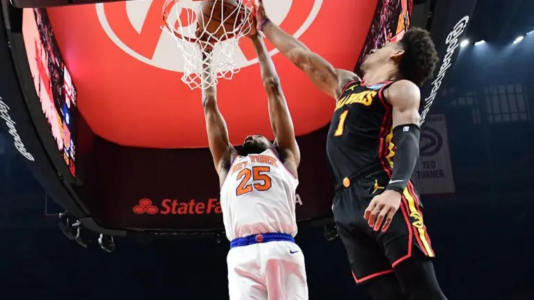 Mikal Bridges logra par de puntos para los Knicks.