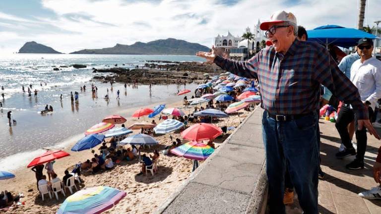 El Gobernador Rocha Moya saludó a los turistas nacionales y extranjeros a su paso.