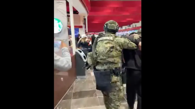 Elementos federales participaron en el simulacro de ataque armado y toma de rehenes en el Aeropuerto Internacional de Toluca.