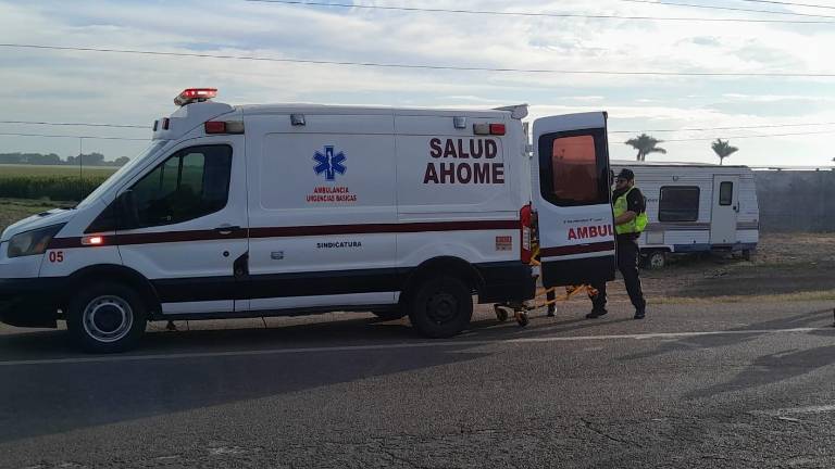 Paramédicos de SUMMA estabilizan a la víctima y la trasladan de emergencia al IMSS Los Mochis.