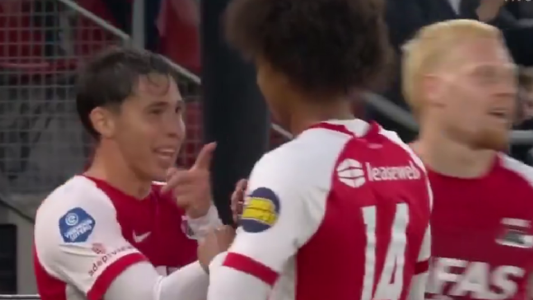 Mateo Chávez anota el cuarto gol del AZ.