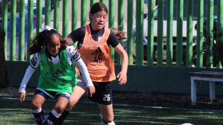 Futbolistas mazatlecas ponen a prueba su talento en la Academia Femenil FIFA-FMF