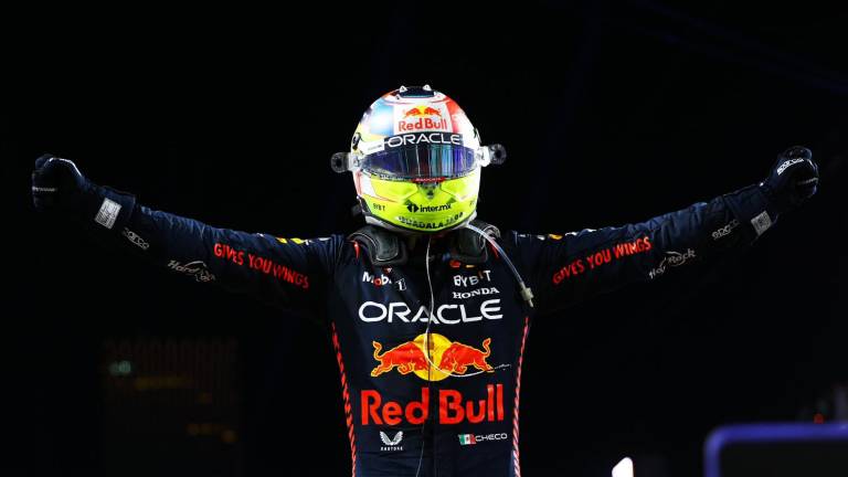 Padre de Verstappen ignora a Checo Pérez en festejos por su triunfo