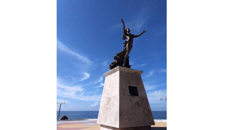 El Paseo de las Estrellas se encuentra alrededor del monumento de la Mujer Mazatleca.