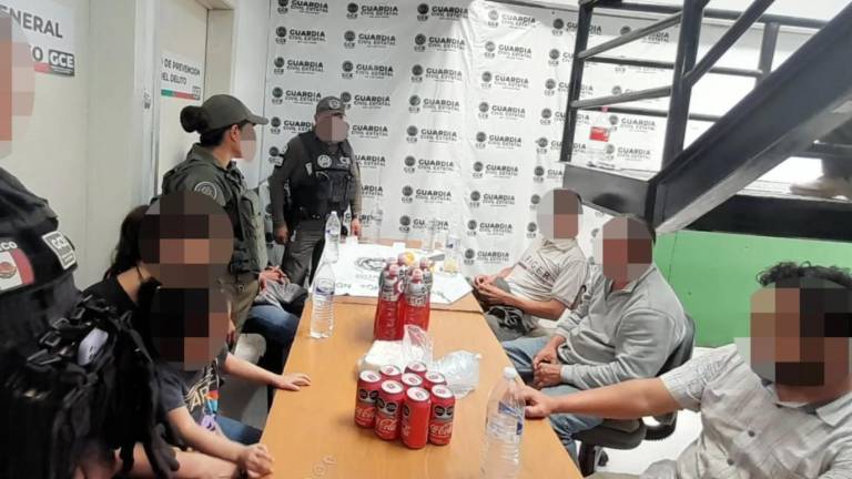 Migrantes son atendidos en un centro de la Fiscalía de San Luis Potosí después de haber sido rescatados.