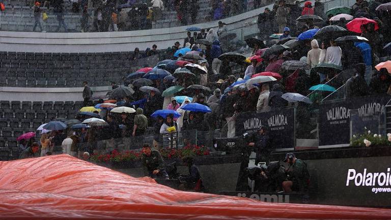 El momento en el que se suspende el juego del viernes por la noche en Roma.