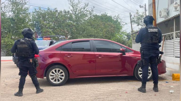 El vehículo robado fue localizado en estado de abandono en el sector norte de Culiacán por elementos de la Policía Estatal Preventiva.