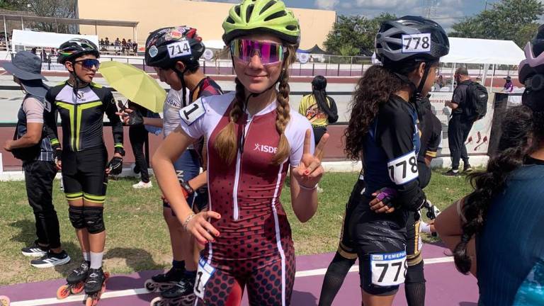 Brittany Orozco avanza en los 100 metros patinaje de velocidad.