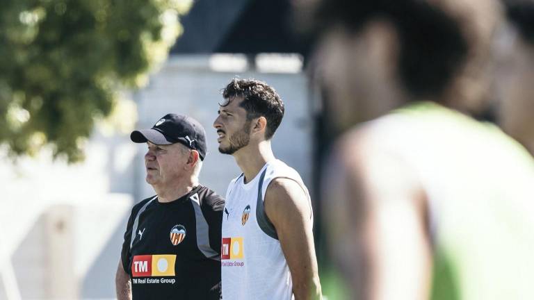 Javier Aguirre ya dirigió su primera práctica al frente del Valencia.