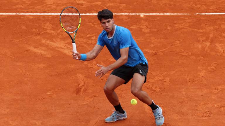 Carlos Alcaraz avanza con dificultad a cuartos de final.